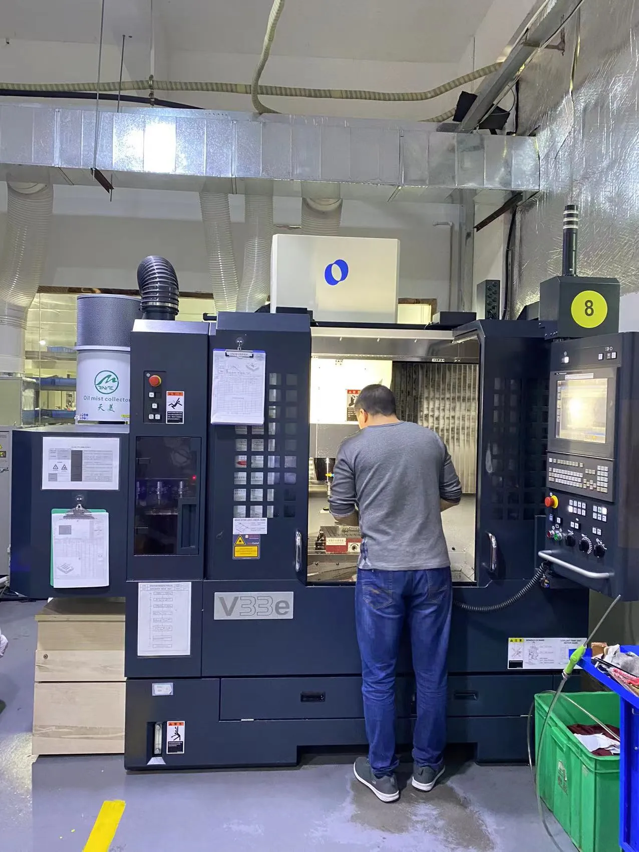 CNC machining center V33e